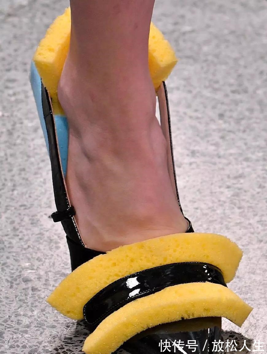 街拍|高跟鞋竟放“刷碗海绵”, 不磨脚只卖800英镑值吗!