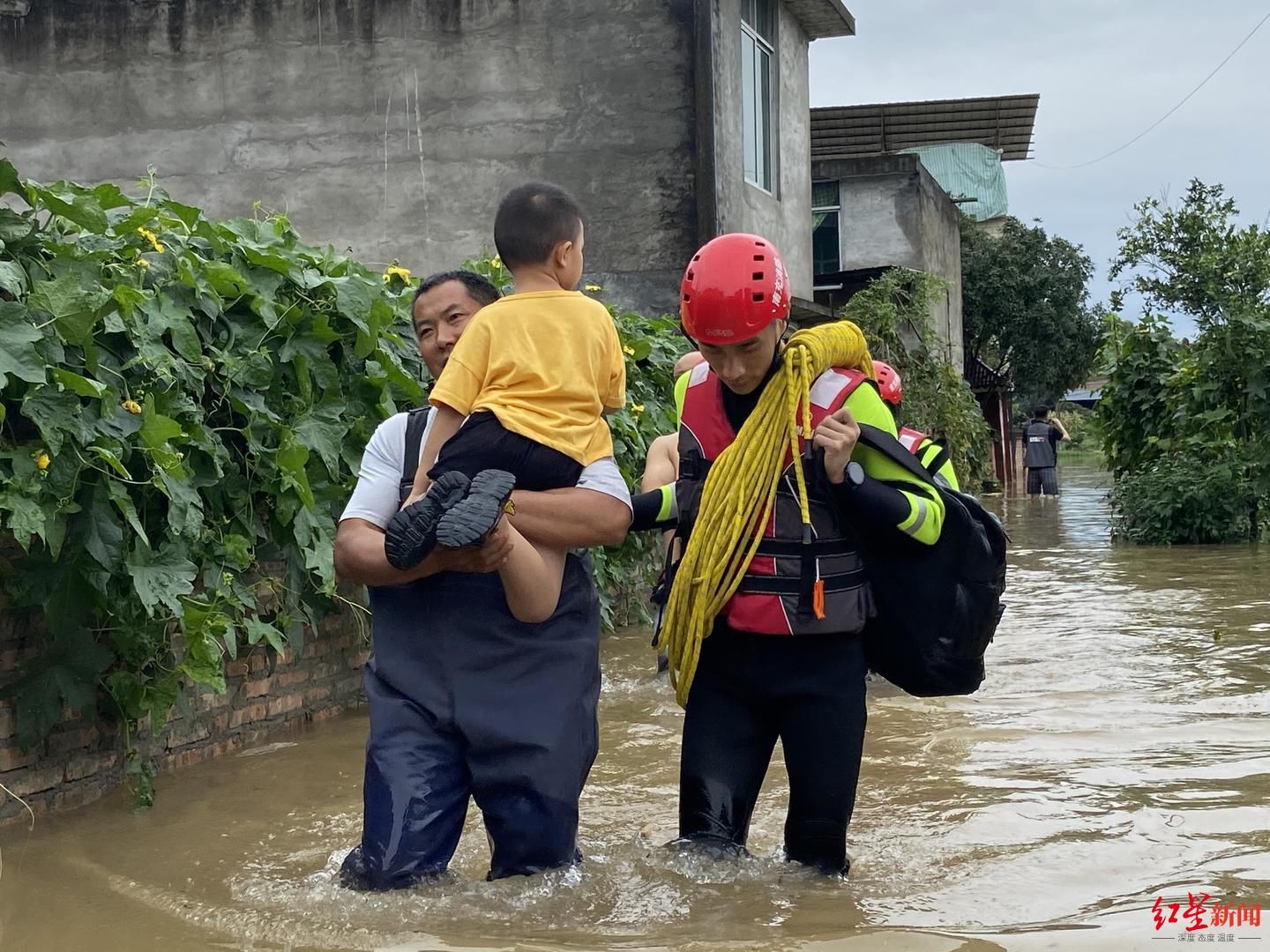 王波|四川阆中强降雨致群众被困，消防员徒步涉水救出22人
