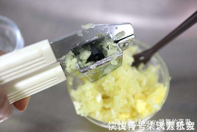 面团|面包没出炉就满屋飘蒜香,早餐零食不愁了,没菜没酱手撕吃一个