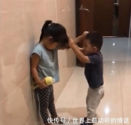 小两岁|亲姐弟相差2岁，一言不合姐弟“大打出手”，网友：打弟弟要趁早