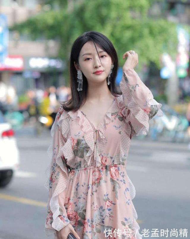 笑容|表妹不仅笑容甜美,身上穿着的裙子也非常地甜美