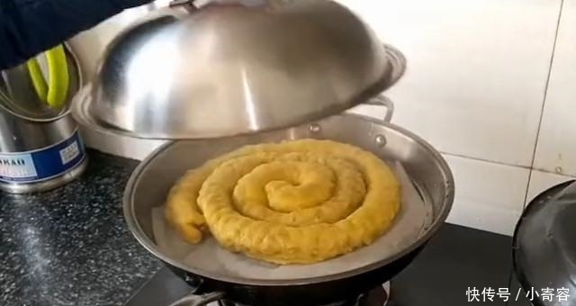玉米面|玉米面最新做法,简单卷一卷,再上锅蒸一下,做好比面包还好吃!