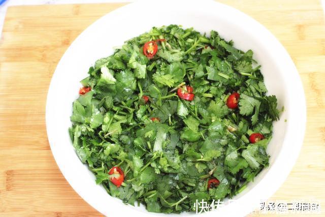 保存香菜不用放冰箱,也别晒干,教您一招,放一个月都不坏