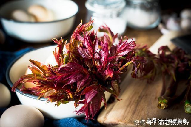 买香椿时,聪明人看见这5种香椿扭头就走,菜贩:我自己都不吃