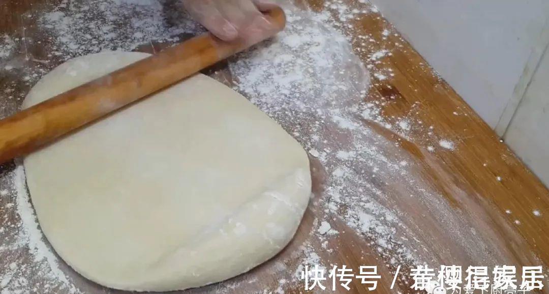自制千层烤花卷做法，两手一捏，吃着比大鱼大肉还香，上桌全吃光