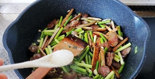 炒蒜苔时,最忌直接下锅炒,多加这1步,蒜苔翠绿鲜嫩更入味!