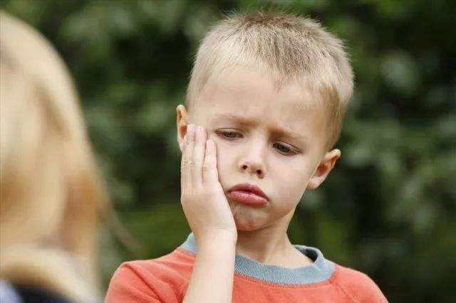 伤害|父母2种冷暴力行为,严重影响孩子性格,几乎每个父母都犯过