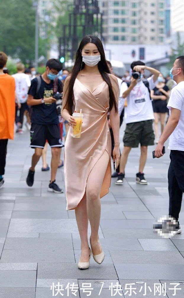 气质|辣妈你这搭配真是没话说,明艳端庄,气质迷人!