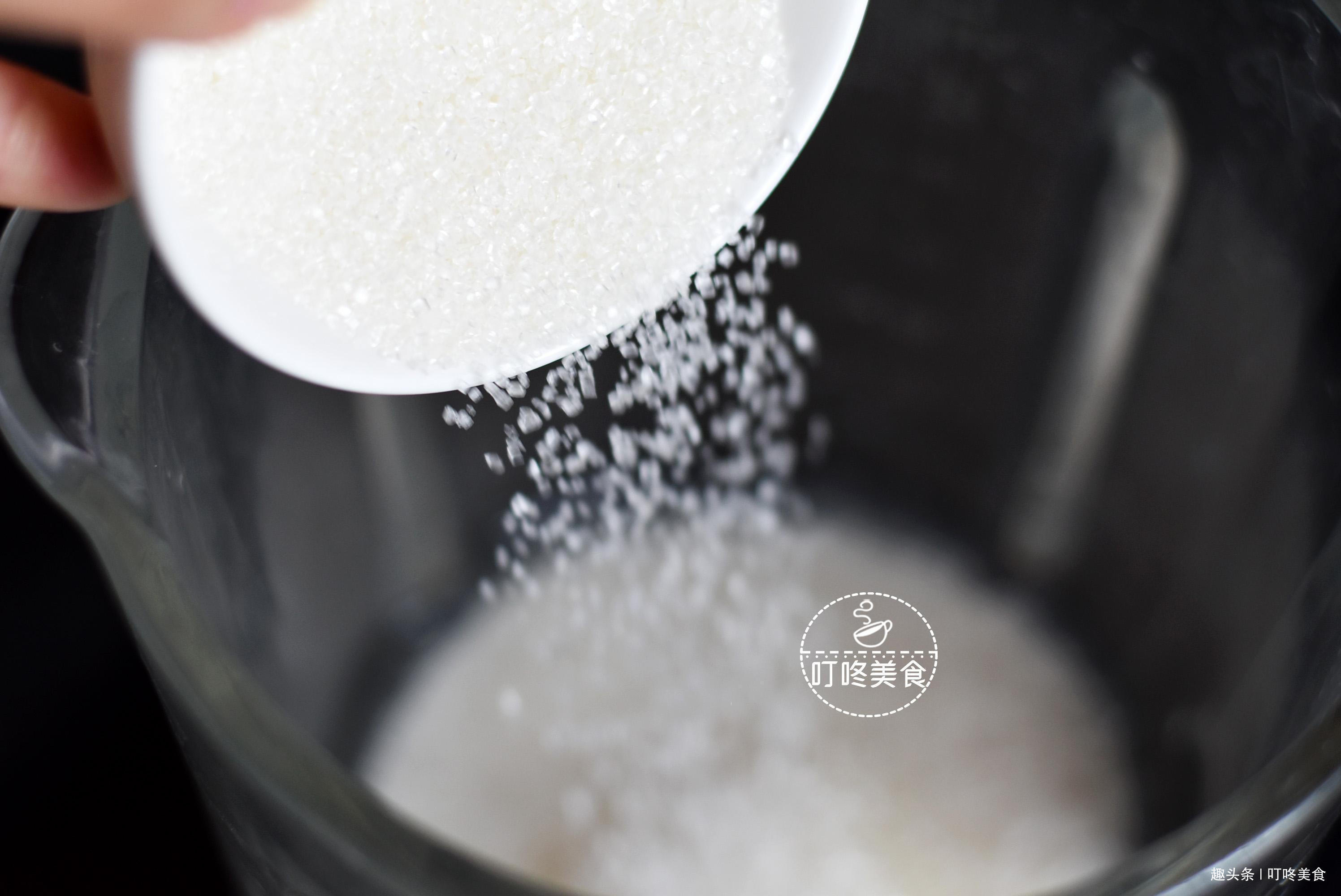 不用面粉也能做的发糕,只需一搅一蒸,又香又软,比蛋糕还美味