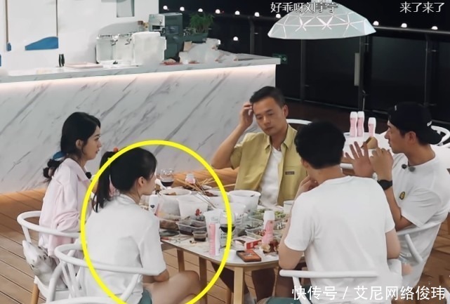 李浩菲夜宵吃小龙虾,谁注意她把龙虾壳丢哪里?活该一出道就火