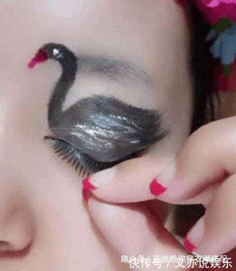 效果|女子将眼皮画成天鹅状,眨巴眼睛的时候,效果很清奇