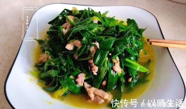 这样做的蒜苗炒肉丝，蒜苗鲜嫩翠绿，肉丝嫩滑美味，因多加这两步
