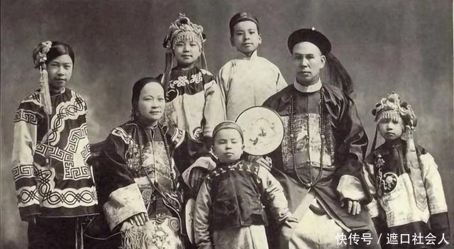 正妻|清末老照片，正妻怂的小妾愁眉锁眼，最后一张李鸿章小妾十分惊艳