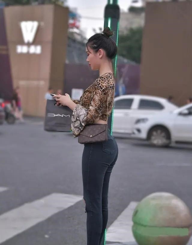 白色连衣裙 牛仔裤穿搭会显得脸型很好，游走在高贵与活泼之间，身材完美！