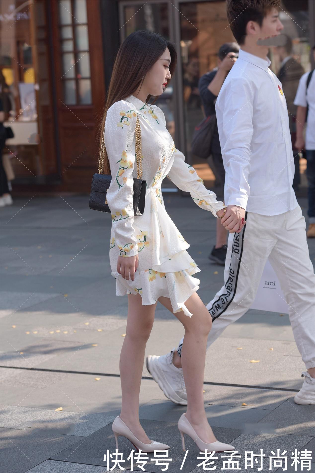 条裙子|街拍:平肩的裙子穿上气场很强大, 白色碎花的这种裙子穿上显高级