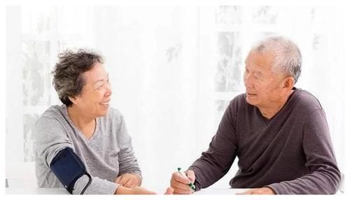 饮食|哈佛大学研究:50岁后想长寿,无关饮食和习惯,主要坚持1件事