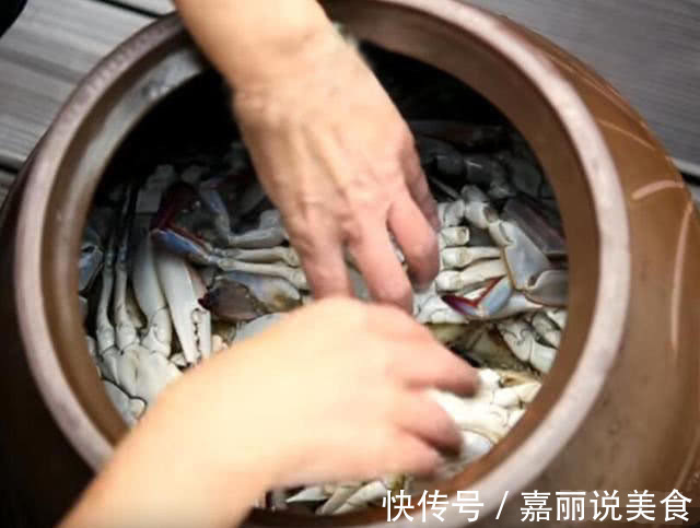 老公买了10斤螃蟹,直接丢进缸里,10天后拿出来,看懵了!