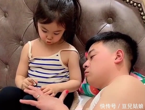 淡定|小萝莉给爸爸涂指甲油,爸爸全程很淡定,女儿最后的表情笑喷了