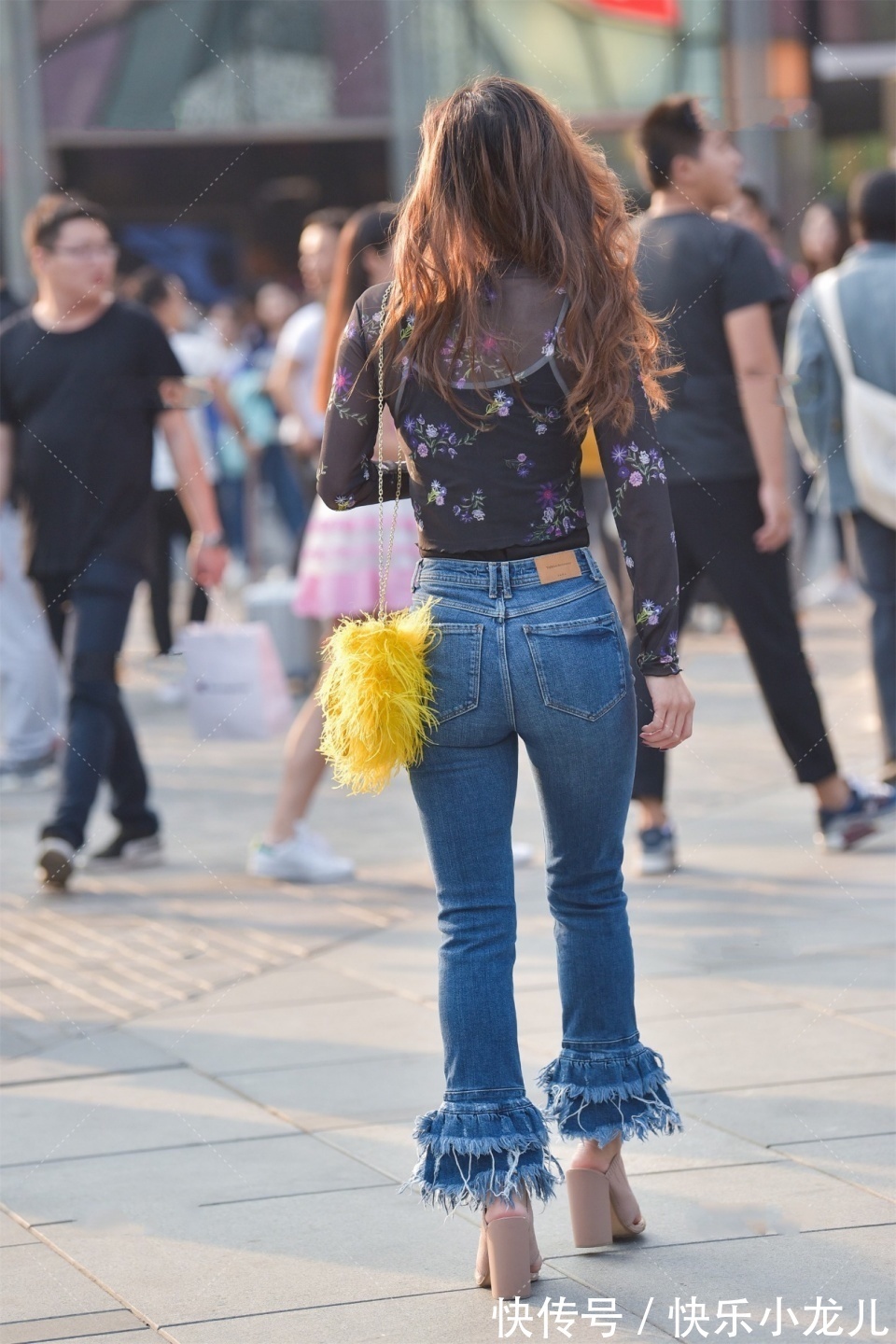 性感|性感时髦的美女,一个人在逛街,好像陪她一起逛街然后再请她吃饭