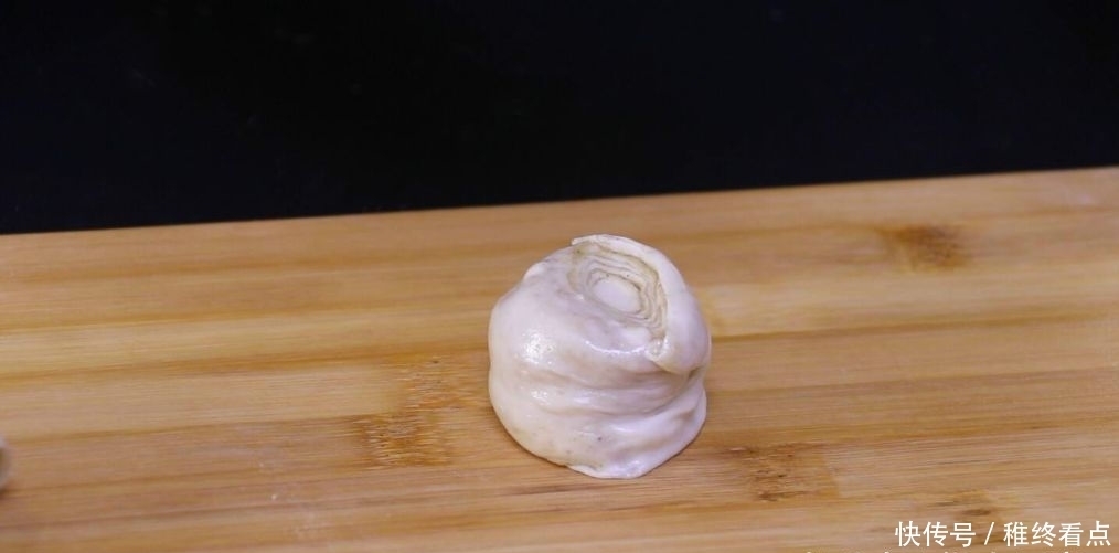 这是椒盐酥饼的做法,咸香可口,外皮超酥,轻轻一碰就掉渣