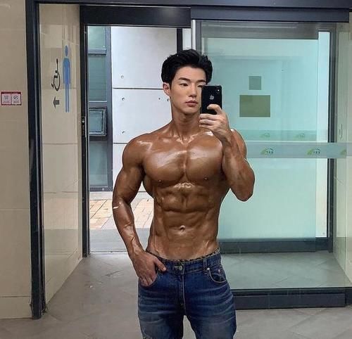 肌肉|肌肉男模长得好有型，胸肌和臂肌很精壮，腹肌和人鱼线如刀刻