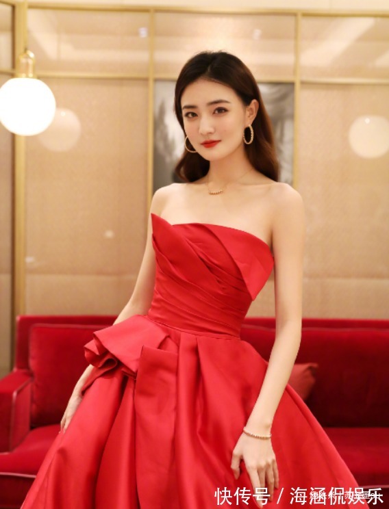 线条感|方脸女孩天生气质错了,选对发型、饰品、妆容修饰后才有超模感