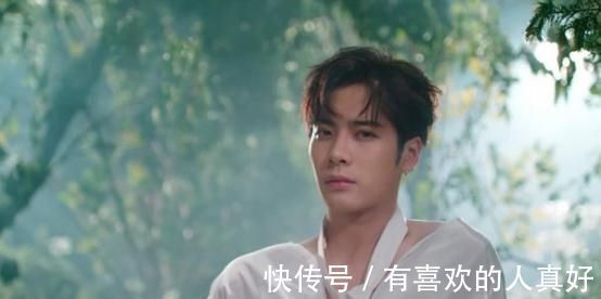 戴眼镜|明星近视不戴眼镜时虞书欣扯眼皮,看到肖战按电梯我笑了