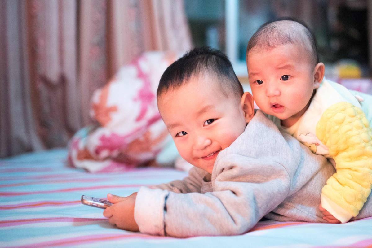 妹妹|儿子闹着要妹妹,宝妈只能给他买一个,看着“兄妹俩”网友乐翻了