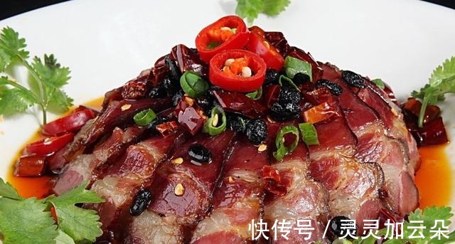 蒸腊肉时，直接上锅蒸不好吃！多加1步，腊肉不硬不咸，香味浓郁！