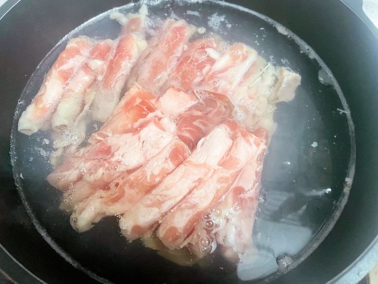 天寒地冻,暖身体适合多吃羊肉,酸菜配羊肉,开胃又下饭