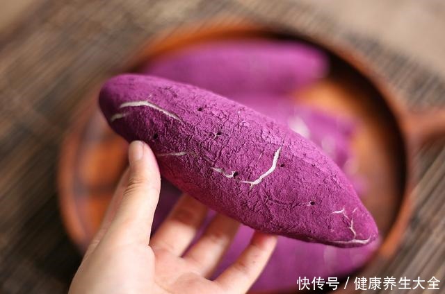 它长得像紫薯,但却不是紫薯,软乎香甜好解馋,用来当早餐很合适