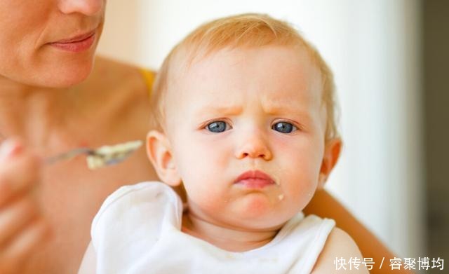 小孩嘴里有异味，其实来源不是口腔而是胃，证明孩子脾虚积食了