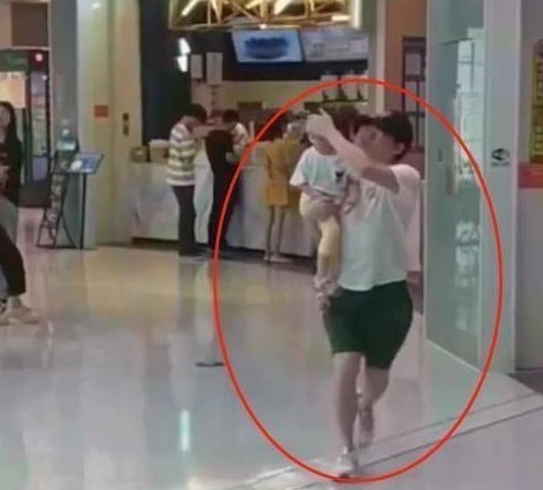 “狂奔爸爸”走红，捂着女儿眼睛逛商场，网友：后悔没早看到
