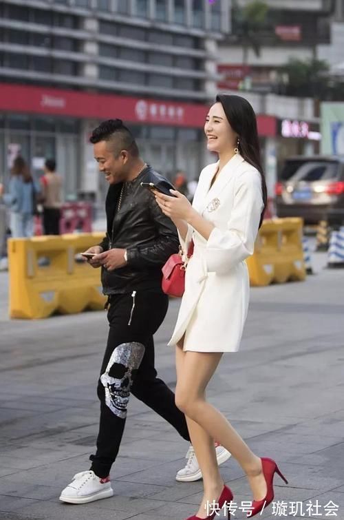 上衣 小姐姐蓝色紧身上衣搭配裸色不规则短裙,气质优雅大方