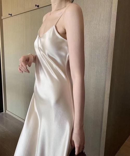 光泽感|女神穿搭无需复杂，简约吊带裙配西装就很美，单穿小性感恰到好处