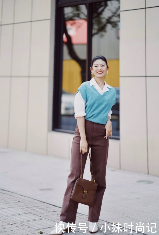 服装搭配|蓝绿色背心白衬衫清新时尚, 搭配棕色长裤有气质!