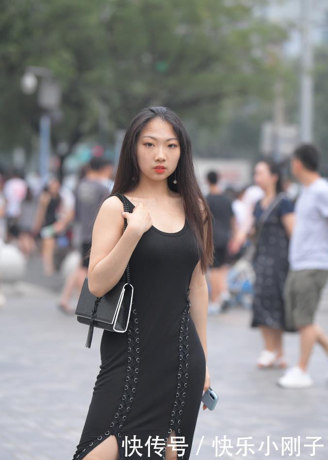 裙装|非常迷人的气质美女，身材很不错，穿着漂亮的衣服去逛街很有自信