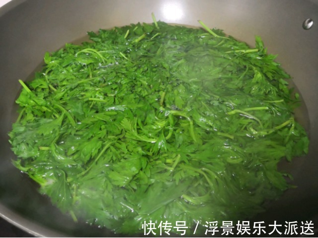 治疗|48岁妇女患颈椎病,竟用一把艾叶给治好了,颈椎不好的学起来