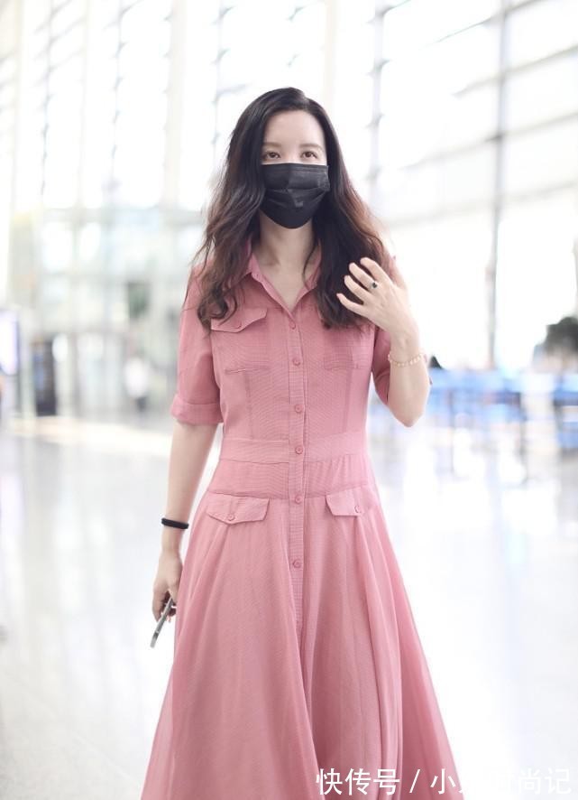 时尚达人|张萌真不把自己当老板娘,穿粉色衬衫裙配拖鞋,穿得有点随性了