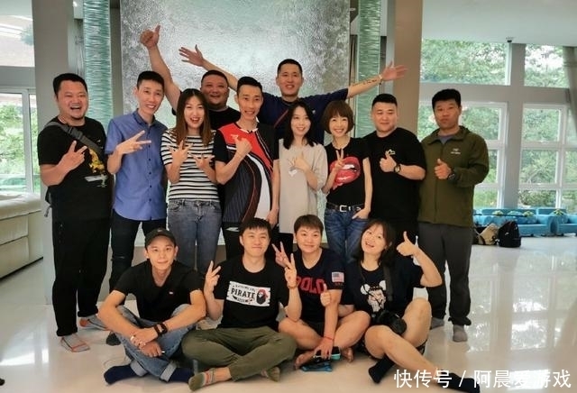 羽坛 心疼!羽坛名将李宗伟携家人拍摄节目,伤愈后消瘦程度不输鲁豫