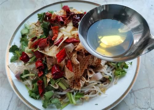 东北家常菜油淋干豆腐，教你这样做，劲道嫩滑，比肉菜还受欢迎