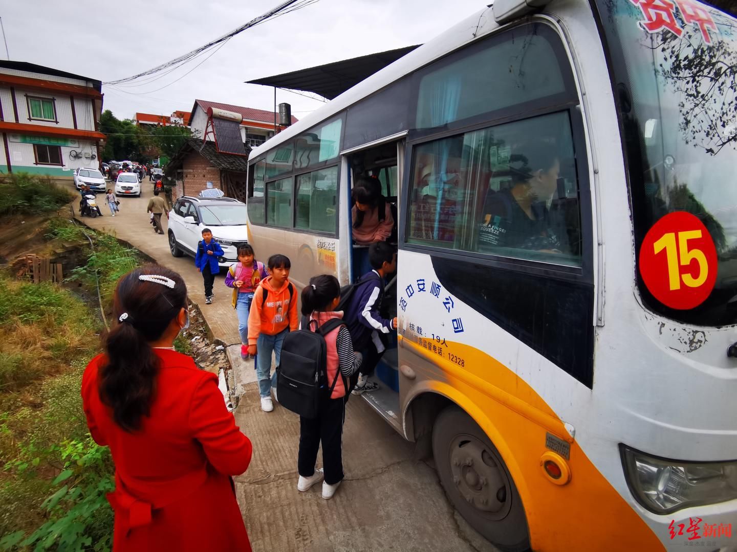 骑电瓶车|“班车停运忧心上学路”追踪：村里接送学生的班车重开，家长称方便安全多了