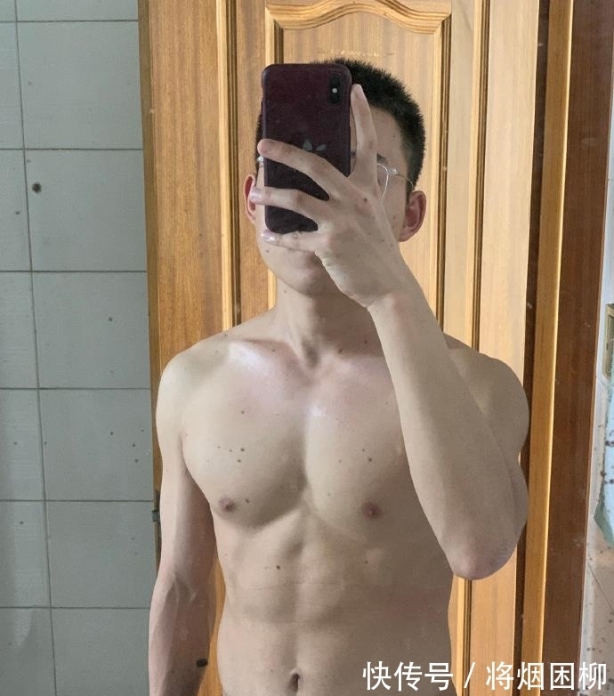 小哥|身高不够肌肉来凑，25岁小哥健身日常，一年没少做俯卧撑！