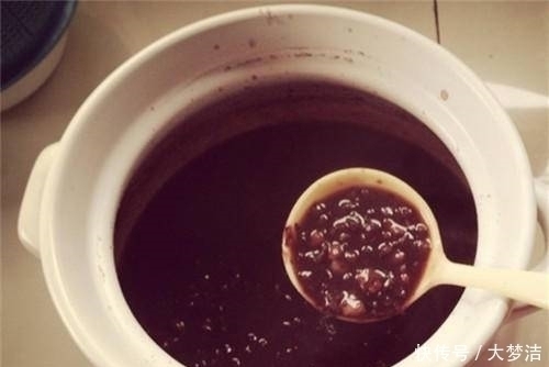 它是“穷人的燕窝”，坚持每周食一碗，皮肤水嫩发光，面膜钱省了