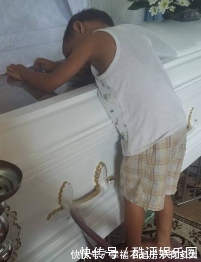 棺材|4岁小男孩趴在妈妈的棺材上,不舍得离去,与妈妈最后合影