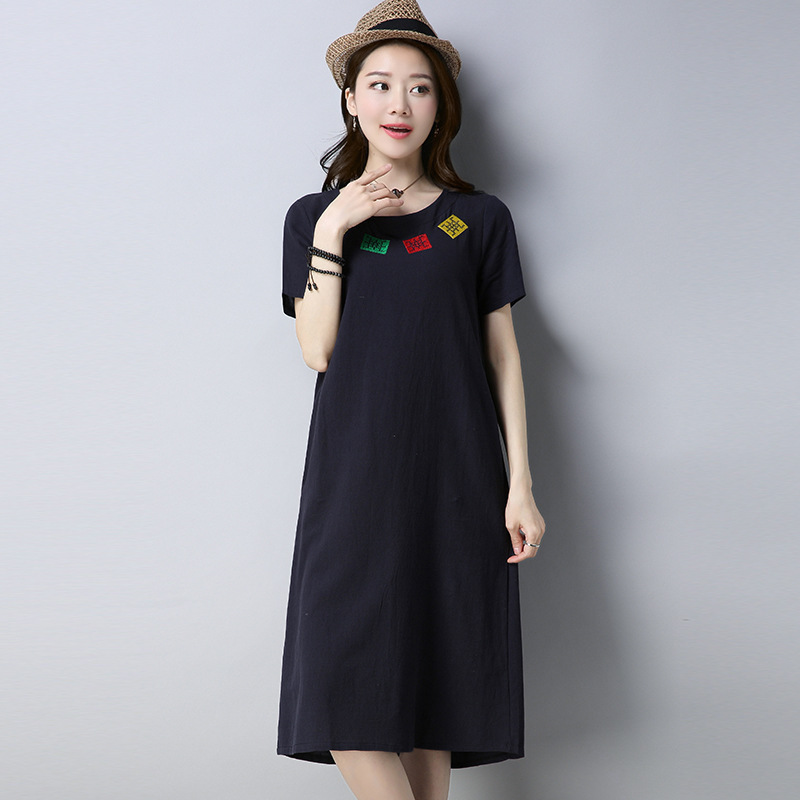 妹子们 难怪时髦老婆不爱穿连衣裙了，原来遇到这种“小黑裙”，美得惹眼