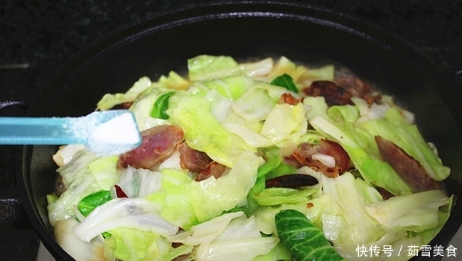 包菜好吃又简单的做法是此款,口感爽脆很下饭,用铁锅炒才香