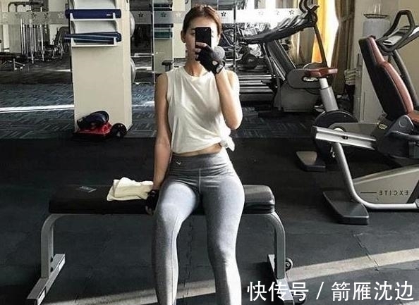 空姐|25岁气质迷人的韩国空姐，工作再忙都健身，俯卧撑运动必备