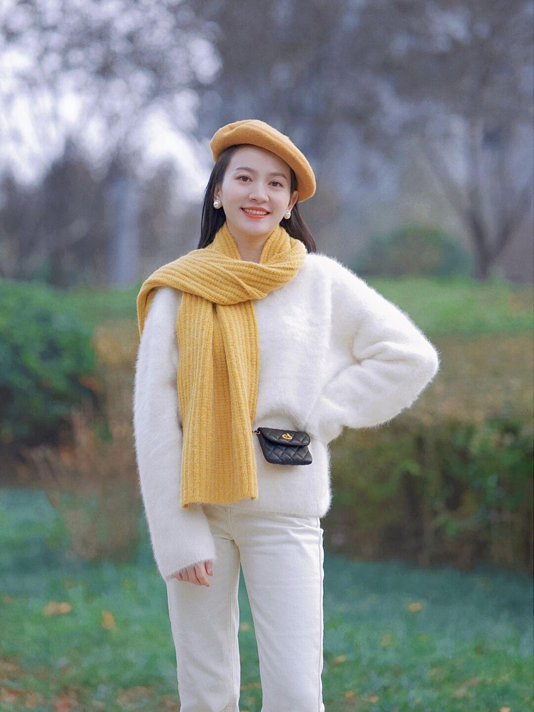 搭配 看了这位姐姐的搭配,才知道“毛衣”的时尚,基础款穿出高级感