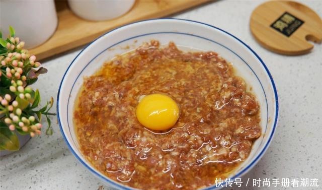 入冬后常吃饺子,饺子店用的3个做饺子馅窍门,饱满多汁,不破皮